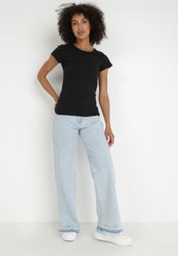Born2be - Czarny T-shirt Gathanthei. Okazja: na co dzień, do domu. Kolor: czarny. Materiał: dresówka, bawełna, dzianina, jeans. Długość rękawa: krótki rękaw. Długość: krótkie. Wzór: gładki. Styl: sportowy, klasyczny, casual #4