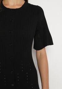 Born2be - Czarna Sukienka Trapezowa z Wiskozą Zapinana na Guziki Zetiella. Okazja: na co dzień. Kolor: czarny. Materiał: wiskoza. Długość rękawa: krótki rękaw. Typ sukienki: trapezowe. Styl: casual #7