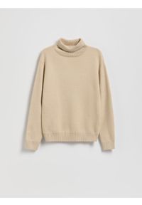 Reserved - Klasyczny golf - beżowy. Typ kołnierza: golf. Kolor: beżowy. Materiał: wiskoza, dzianina. Styl: klasyczny #1