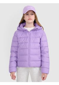 4f - 4F Kurtka puchowa z wypełnieniem syntetycznym dziewczęca - fioletowa 122 (6-7 lat). Okazja: na co dzień. Typ kołnierza: kołnierzyk stójkowy, kaptur. Kolor: fioletowy. Materiał: puch, syntetyk. Długość: długie. Sezon: lato. Styl: casual, elegancki, sportowy, klasyczny #1