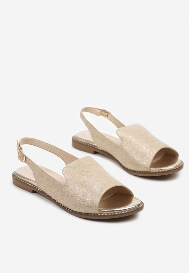 Renee - Złoto-Beżowe Sandały Slingback ze Skórzaną Wkładką i Noskiem Peep Toe Kirassa. Nosek buta: otwarty. Zapięcie: sprzączka. Kolor: złoty. Materiał: skóra. Obcas: na płaskiej podeszwie. Styl: klasyczny