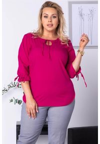 KARKO - Bluzka elegancka MADLIN dekolt łezka wiązany amarantowa PROMOCJA. Okazja: na spotkanie biznesowe, do pracy, na co dzień, na randkę, na spacer. Kolekcja: plus size. Kolor: różowy. Materiał: jeans, materiał, tkanina, poliester. Wzór: gładki, kwiaty. Styl: elegancki #1