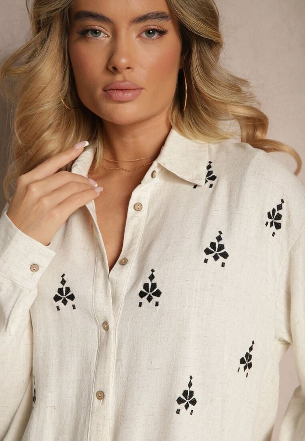Renee - Biało-Czarna Koszula Boho z Wiskozy i Lnu z Ozdobnym Hafem Arliena. Okazja: na co dzień. Typ kołnierza: dekolt w serek. Kolor: biały. Materiał: wiskoza, len. Wzór: haft. Styl: boho