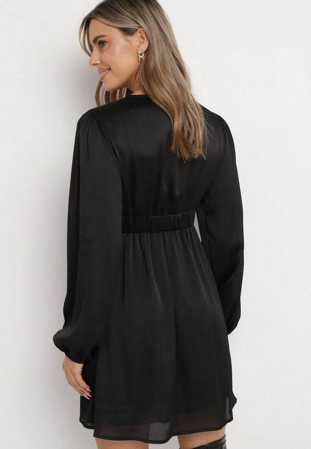 Born2be - Czarna Rozkloszowana Sukienka Mini z Trójkątnym Dekoltem Ponloka. Kolor: czarny. Styl: elegancki. Długość: mini
