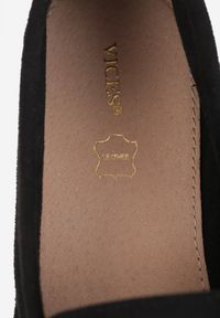 Born2be - Czarne Mokasyny VICES ze Skórzaną Wkładką i Metalową Ozdobą Aquilin. Nosek buta: okrągły. Kolor: czarny. Materiał: skóra. Wzór: aplikacja. Obcas: na obcasie. Styl: klasyczny. Wysokość obcasa: niski #8