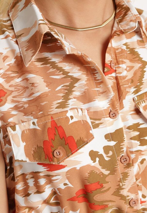 Born2be - Beżowa Sukienka Rozkloszowana z Klapami przy Dekolcie w Abstrakcyjny Wzór Elebia. Okazja: na co dzień, na imprezę. Kolor: beżowy. Materiał: tkanina. Sezon: lato. Typ sukienki: rozkloszowane. Styl: klasyczny, casual