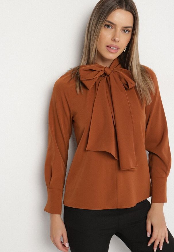 Born2be - Brązowa Bluzka Vices z Wiązaniem pod Szyją Averile. Okazja: na co dzień. Kolor: brązowy. Materiał: jeans. Styl: klasyczny, casual