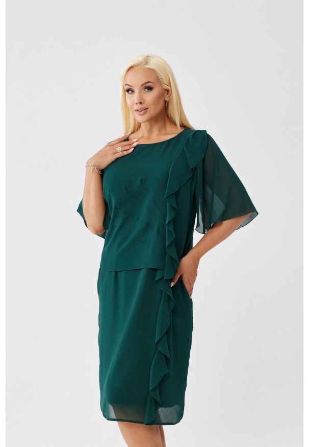 Moda Size Plus Iwanek - Sukienka Estelle w kolorze butelkowej zieleni - zwiewna szyfonowa kreacja PLUS SIZE XXL OVERSIZE JESIEŃ. Okazja: na imprezę, na ślub cywilny, na wesele. Kolekcja: plus size. Kolor: zielony. Materiał: szyfon. Sezon: jesień. Typ sukienki: oversize, dla puszystych. Styl: elegancki. Długość: midi