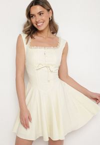 Born2be - Żółta Rozkloszowana Sukienka Vices w Rustykalnym Stylu z Wiązaniem Gorsetowym Foliora. Okazja: na co dzień. Typ kołnierza: dekolt gorset. Kolor: żółty. Długość rękawa: na ramiączkach. Typ sukienki: gorsetowe. Styl: klasyczny, casual, elegancki #4