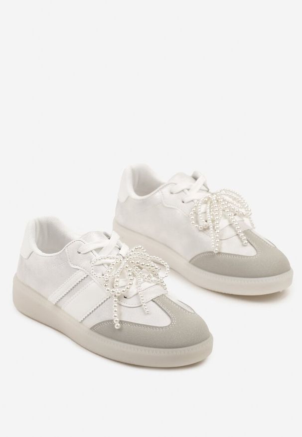 Renee - Srebrno-Szare Sneakersy Typu Kultowe Tenisówki ze Zdobieniem z Perłami Nalavia. Okazja: na co dzień. Kolor: srebrny. Materiał: jeans. Wzór: aplikacja