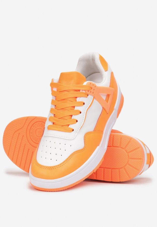 Renee - Biało-Pomarańczowe Sneakersy przed Kostkę Ozdobione Wstawkami Oinivo. Wysokość cholewki: przed kostkę. Nosek buta: okrągły. Kolor: biały, pomarańczowy. Szerokość cholewki: normalna. Wzór: aplikacja