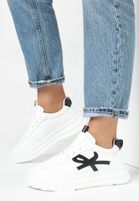 Born2be - Biało-Czarne Sneakersy na Platformie Mosila. Nosek buta: okrągły. Zapięcie: sznurówki. Kolor: biały. Materiał: materiał. Szerokość cholewki: normalna. Obcas: na platformie