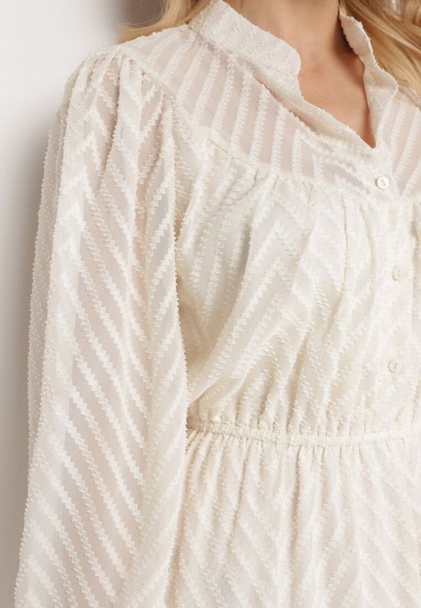 Born2be - Jasnobeżowa Rozkloszowana Sukienka Mini z Bufiastymi Rękawami i Falbanką Illathi. Kolor: beżowy. Materiał: materiał. Wzór: aplikacja. Długość: mini