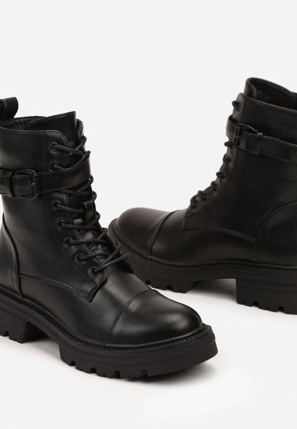 Born2be - Czarne Botki w Stylu Workerów na Grubej Podeszwie Ozdobione Paskiem z Klamrą Nantinas. Zapięcie: klamry. Kolor: czarny. Materiał: skóra, jeans. Wzór: aplikacja. Styl: elegancki, militarny, rockowy