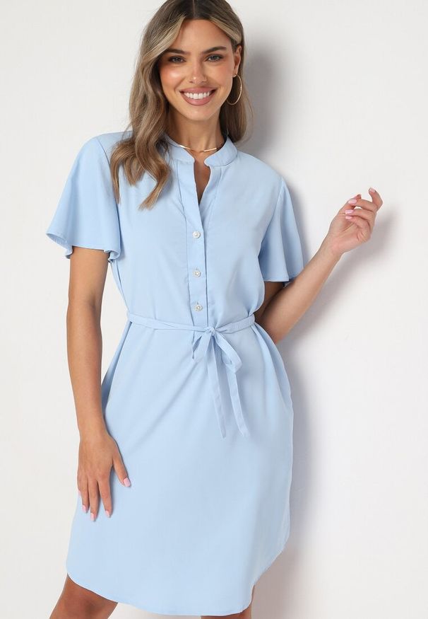 Born2be - Niebieska Sukienka Trapezowa z Koszulową Górą i Materiałowym Paskiem w Talii Vikiiona. Okazja: na spotkanie biznesowe. Typ kołnierza: dekolt w kształcie V. Kolor: niebieski. Materiał: materiał. Długość rękawa: krótki rękaw. Typ sukienki: trapezowe, koszulowe. Styl: biznesowy