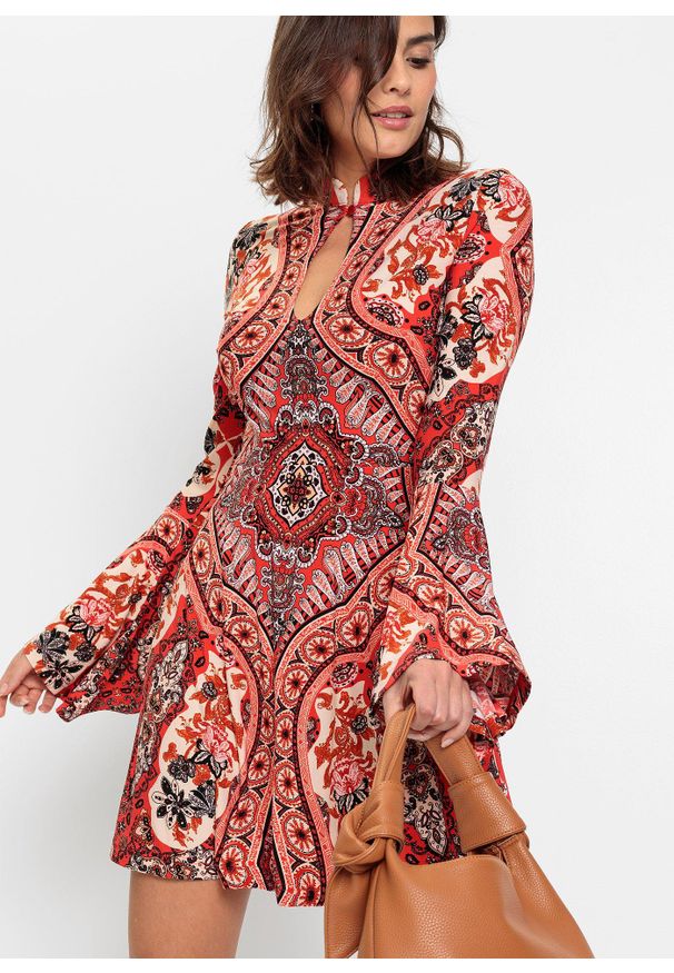 bonprix - Sukienka z dżerseju, ze stójką i rękawami z falbaną. Typ kołnierza: kołnierzyk stójkowy. Kolor: czerwony. Materiał: jersey. Wzór: nadruk