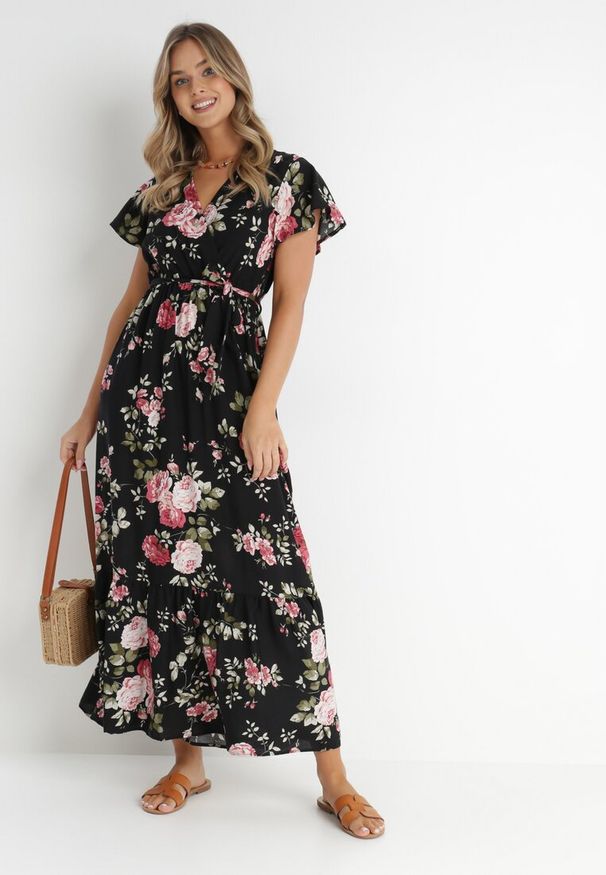 Born2be - Czarna Kopertowa Sukienka w Kwiatowy Wzór z Paskiem i Falbanką Thellippe. Typ kołnierza: dekolt w kształcie V, dekolt kopertowy. Kolor: czarny. Wzór: kwiaty. Typ sukienki: kopertowe. Materiał: tkanina. Długość rękawa: krótki rękaw. Sezon: lato. Styl: elegancki. Długość: maxi