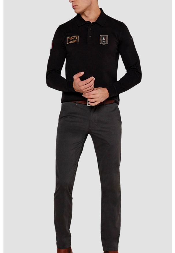 Aeronautica Militare - AERONAUTICA MILITARE Czarny męski longsleeve polo Piqué Patches. Typ kołnierza: polo. Kolor: czarny. Materiał: bawełna. Długość rękawa: długi rękaw. Wzór: aplikacja. Styl: klasyczny