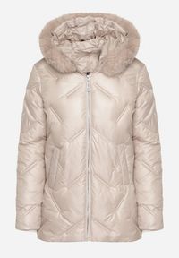 Born2be - Beżowa Kurtka z Oryginalnym Pikowaniem i Kapturem z Futerkiem Nallisa. Okazja: na co dzień, do pracy, na spotkanie biznesowe. Kolor: beżowy. Materiał: futro. Styl: biznesowy, casual #5