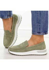 Zielone skórzane mokasyny damskie Filippo Dp6750/26. Okazja: na co dzień. Nosek buta: okrągły. Kolor: zielony. Materiał: skóra. Szerokość cholewki: normalna. Sezon: wiosna, lato, jesień. Styl: casual, klasyczny, elegancki #1