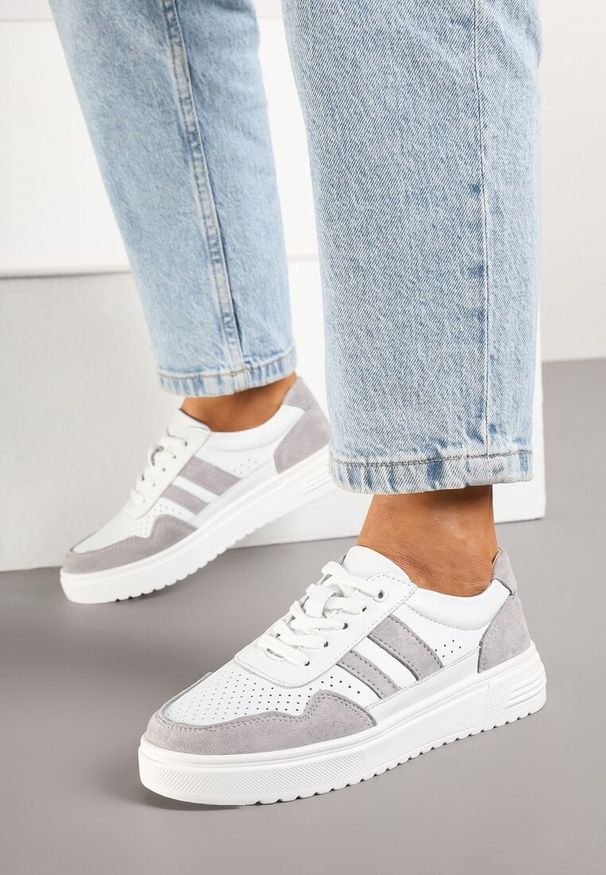 Born2be - Biało-Szare Skórzane Sneakersy na Płaskiej Podeszwie z Perforacją i Ozdobione Paskami Terili. Okazja: na co dzień. Nosek buta: okrągły. Zapięcie: pasek. Kolor: biały. Materiał: skóra. Wzór: aplikacja. Obcas: na płaskiej podeszwie