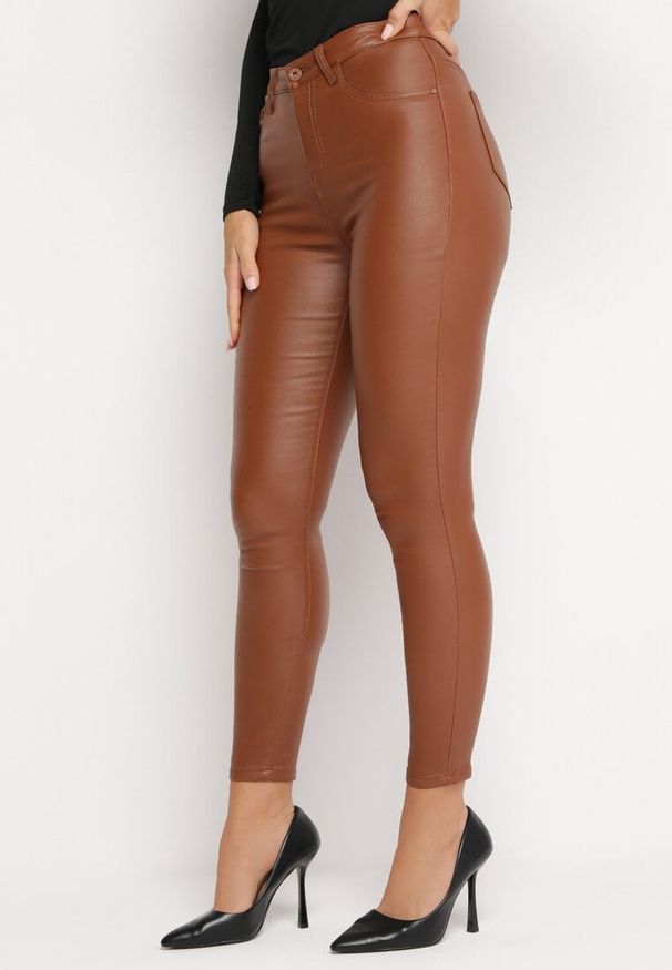 Born2be - Jasnobrązowe Spodnie Skinny z Imitacji Skóry Daciss. Kolor: brązowy. Materiał: skóra