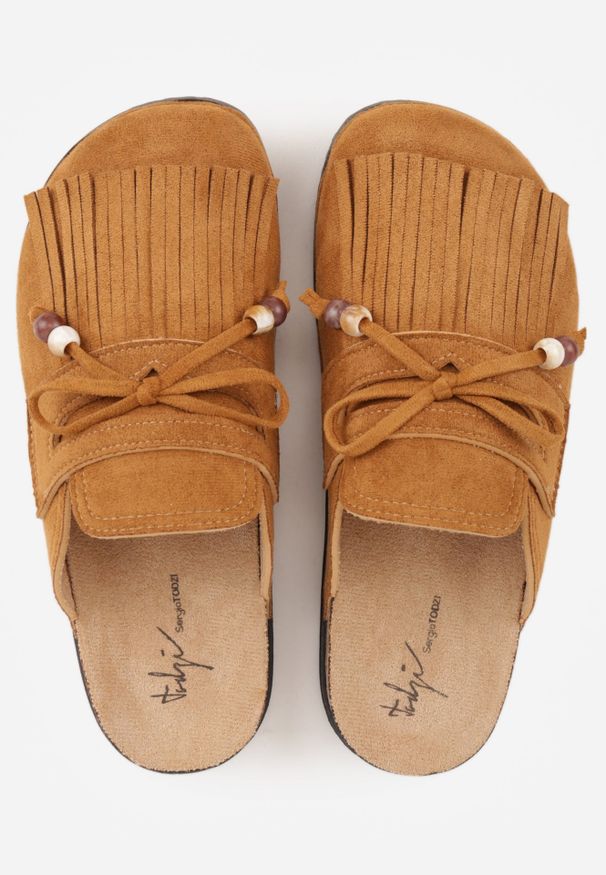 Renee - Jasnobrązowe Klapki Mule na Płaskiej Podeszwie z Frędzlami Kokardą i Koralikami Zinriara. Okazja: na co dzień. Nosek buta: otwarty. Kolor: brązowy. Materiał: jeans. Wzór: aplikacja, haft. Obcas: na płaskiej podeszwie. Styl: boho, elegancki, casual