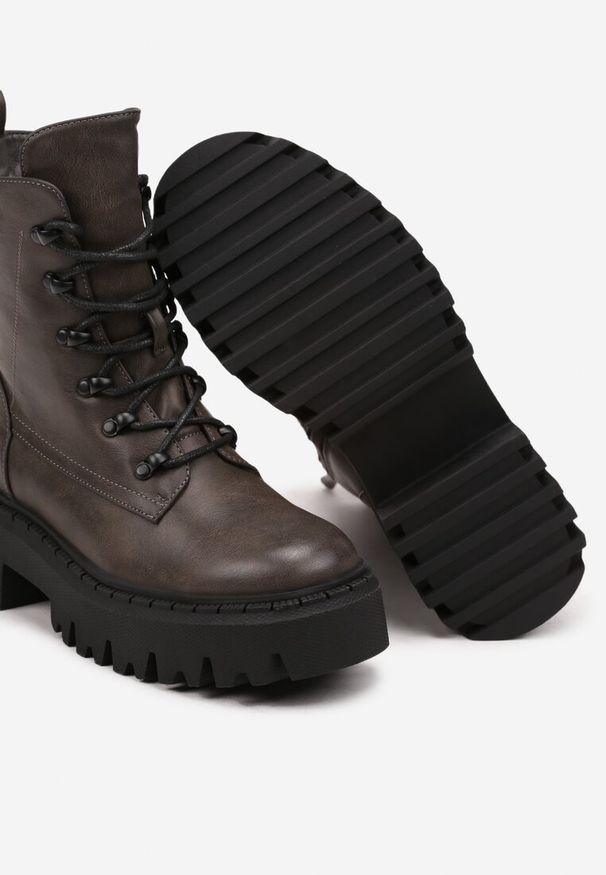 Renee - Szare Sznurowane Botki Typu Worker na Masywnej Podeszwie Veranda. Okazja: na co dzień. Nosek buta: okrągły. Zapięcie: zamek. Kolor: szary. Materiał: jeans, futro, skóra. Sezon: zima. Obcas: na obcasie. Styl: casual. Wysokość obcasa: niski