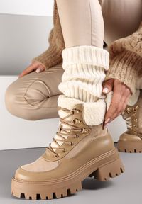 Born2be - Ciemnobeżowe Traperki na Podeszwie z Protektorem i Futerkiem Alling. Wysokość cholewki: za kostkę. Nosek buta: okrągły. Zapięcie: sznurówki. Kolor: beżowy. Materiał: futro. Szerokość cholewki: normalna. Wzór: aplikacja #3