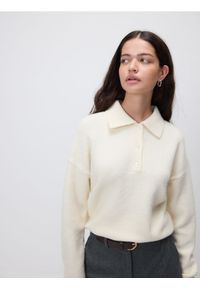 Reserved - Sweter z kołnierzykiem - kremowy. Kolor: kremowy. Materiał: wełna, dzianina