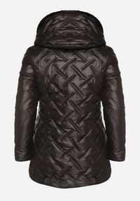 Born2be - Czarna Pikowana Kurtka z Kapturem i Futrzaną Wyściółką Navea. Okazja: na spotkanie biznesowe, do pracy, na co dzień. Typ kołnierza: kaptur. Kolekcja: plus size. Kolor: czarny. Materiał: futro. Wzór: ze splotem. Styl: casual, biznesowy #3