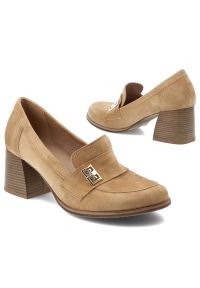 Półbuty damskie Armodo, cholewka ze skóry naturalnej zamszowej wsuwany fason z ozdobnym paskiem i metalowym elementem, brązowe, 20207. Zapięcie: pasek. Kolor: brązowy. Materiał: skóra, zamsz. Szerokość cholewki: normalna #5