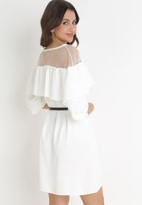 Born2be - Biała Sukienka z Plisowaną Falbanką i Cienkim Paskiem Aniva. Kolor: biały. Materiał: skóra. Długość: mini #4