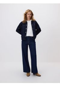 Reserved - Jeansy wide leg - granatowy. Kolor: niebieski