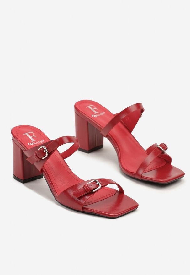 Renee - Czerwone Klapki na Słupkowym Obcasie z Ozdobnymi Klamerkami Zarielae. Okazja: na co dzień. Kolor: czerwony. Sezon: lato. Obcas: na obcasie. Styl: elegancki, casual. Wysokość obcasa: średni