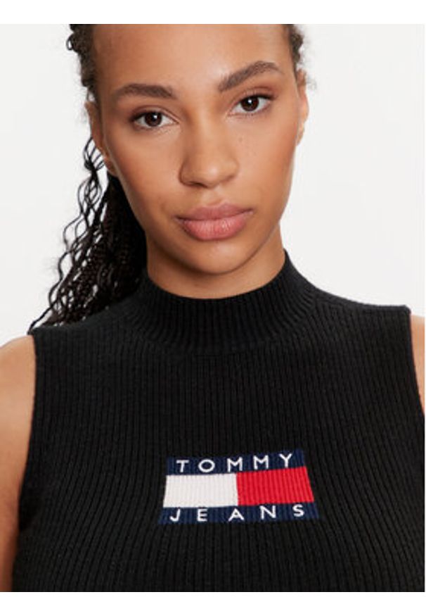 Tommy Jeans Golf Center Flag DW0DW18527 Czarny Slim Fit. Typ kołnierza: golf. Kolor: czarny. Materiał: syntetyk