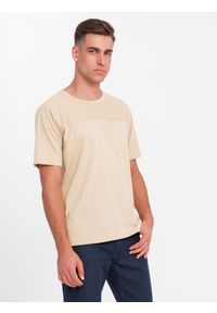 Ombre Clothing - T-shirt męski LOOSE FIT z kieszonką – beżowy V1. Okazja: na co dzień. Kolor: beżowy. Materiał: prążkowany, bawełna. Wzór: aplikacja. Styl: klasyczny, casual
