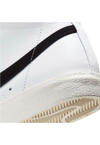 Buty Nike Blazer Mid '77 W CZ1055 100 białe. Okazja: na co dzień. Zapięcie: sznurówki. Kolor: biały. Materiał: materiał, skóra, guma. Szerokość cholewki: normalna #8