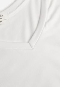 Born2be - Biały T-shirt z Wiskozy z Trójkątnym Dekoltem Achiore. Okazja: na co dzień. Kolor: biały. Materiał: wiskoza. Styl: casual, klasyczny #2