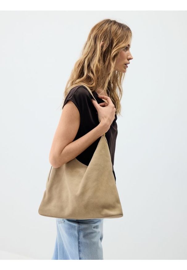 Reserved - Zamszowa torebka - beżowy. Kolor: beżowy. Materiał: zamszowe