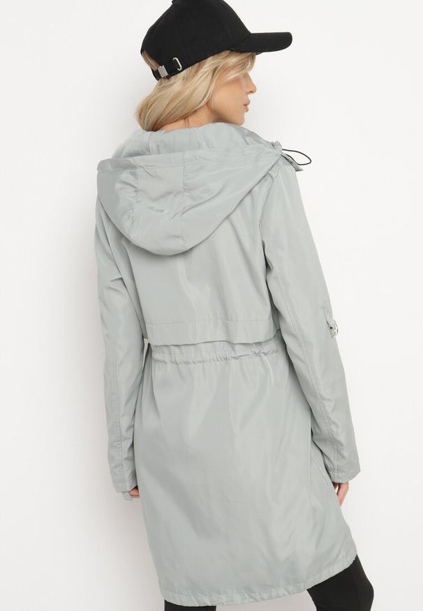 Born2be - Jasnoniebieska Kurtka Parka Ściągana w Talii z Odpinanym Kapturem Milabra. Kolor: szary. Materiał: tkanina
