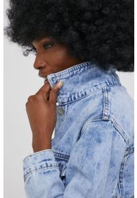 Answear Lab kurtka jeansowa answear.LAB X limitowana kolekcja festiwalowa BE BRAVE damska przejściowa. Kolor: niebieski. Materiał: jeans. Styl: wakacyjny #9