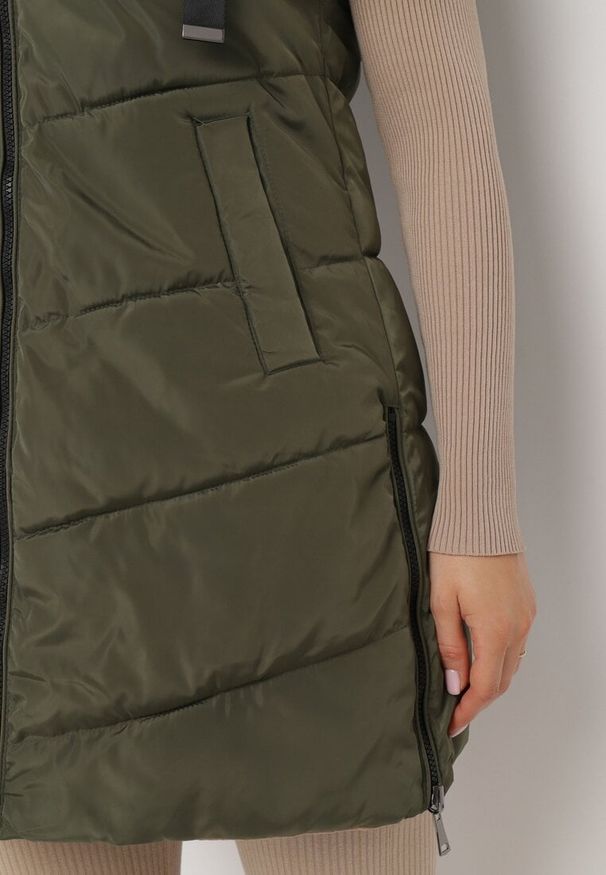 Born2be - Ciemnozielona Pikowana Kamizelka Dwustronna z Kapturem i Sznurkami Leorani. Okazja: na co dzień, na spacer. Typ kołnierza: kaptur. Kolor: zielony. Materiał: jeans. Styl: casual, sportowy