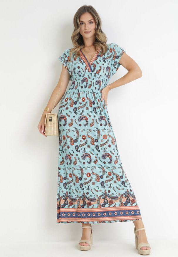 Born2be - Jasnoniebieska Kopertowa Sukienka Maxi z Gumką w Pasie we Wzór Paisley Anitte. Kolor: niebieski. Wzór: paisley. Sezon: wiosna, lato. Typ sukienki: kopertowe. Długość: maxi