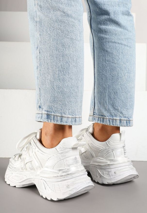 Renee - Białe Sneakersy na Platformie z Tłoczonym Wzorem Larrisna. Okazja: na co dzień. Kolor: biały. Materiał: jeans. Obcas: na platformie