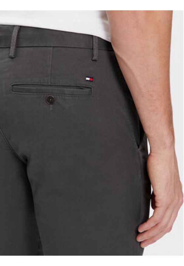 TOMMY HILFIGER - Tommy Hilfiger Chinosy Core Bleecker MW0MW28883 Szary Slim Fit. Kolor: szary. Materiał: bawełna