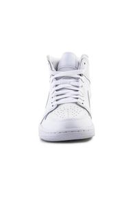 Buty do chodzenia męskie Nike Air Jordan 1 Mid. Zapięcie: sznurówki. Kolor: biały. Materiał: materiał, skóra, syntetyk. Szerokość cholewki: normalna. Model: Nike Air Jordan. Sport: turystyka piesza