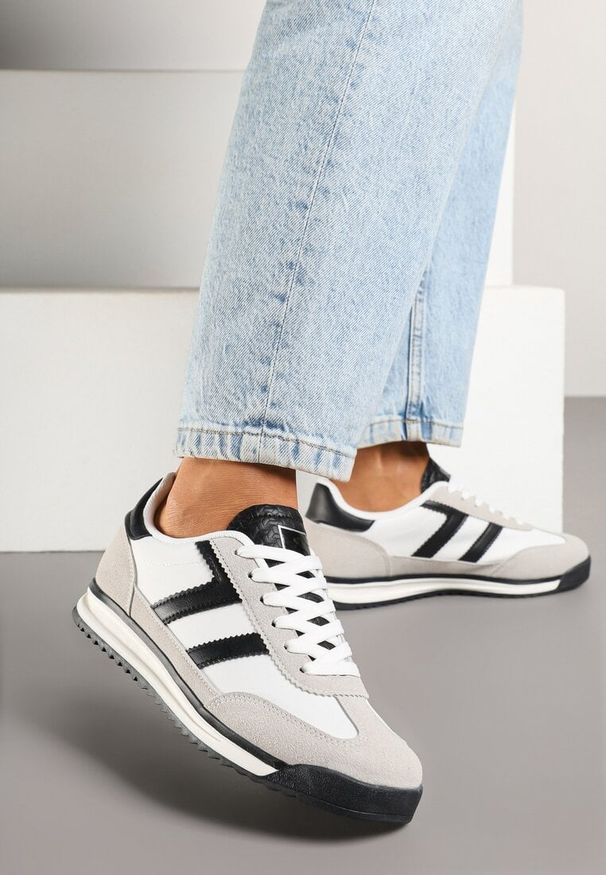 Renee - Biało-Czarne Sneakersy z Geometrycznym Wzorem Eravania. Okazja: na co dzień. Kolor: biały. Materiał: jeans. Wzór: geometria