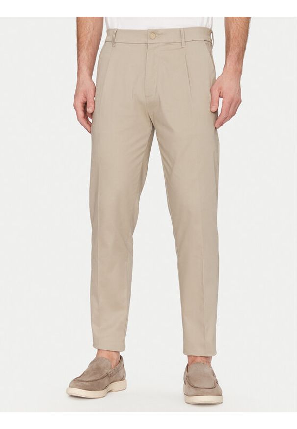 Calvin Klein Chinosy K10K114104 Beżowy Tapered Fit. Kolor: beżowy. Materiał: bawełna