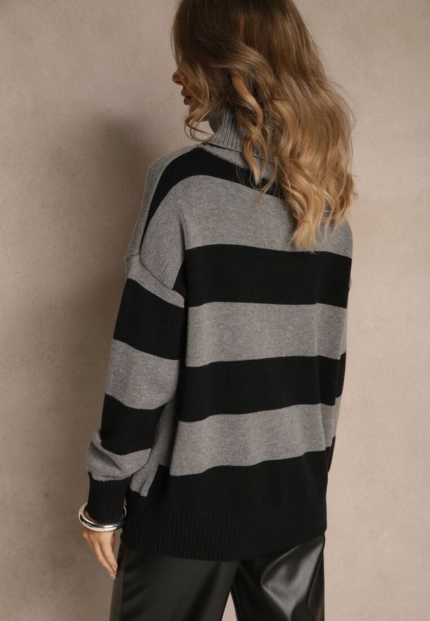 Renee - Czarno-Szary Golf w Geometryczny Wzór w Paski Rallessia. Okazja: na co dzień. Typ kołnierza: golf. Kolor: czarny. Materiał: satyna, jeans. Wzór: geometria, paski. Styl: casual, elegancki